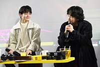 左から齋藤潤、綾野剛。
