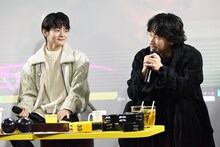 左から齋藤潤、綾野剛。