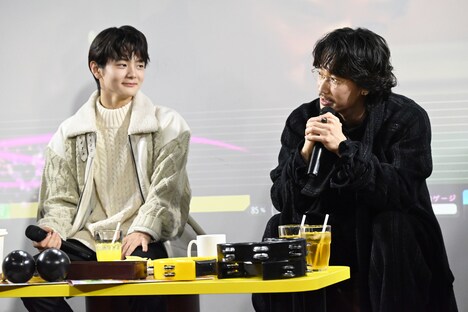 左から齋藤潤、綾野剛。