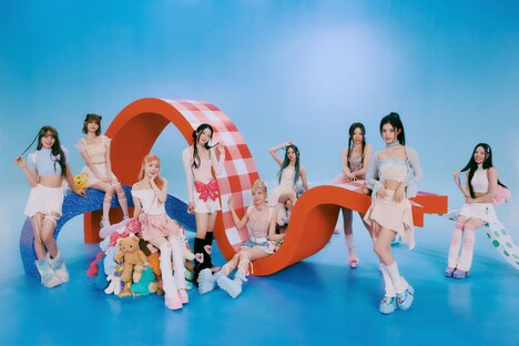 「恋わずらいのエリー」主題歌を担当するNiziU。(c)Sony Music Labels Inc. / JYP Entertainment.