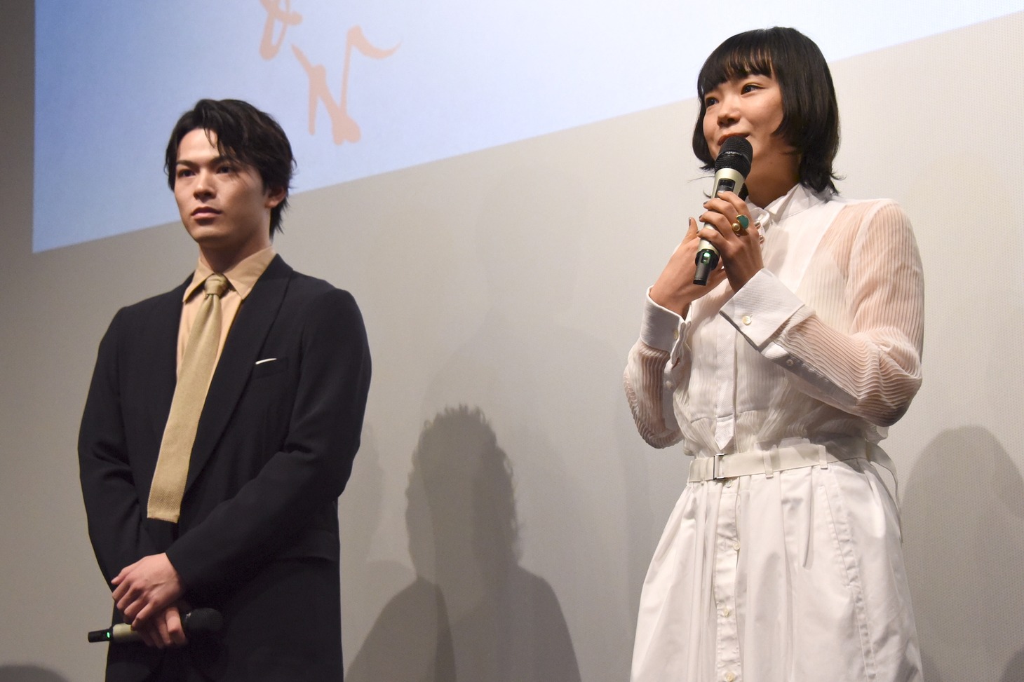 左から松大航也、古川琴音。