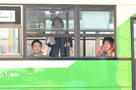 バスの車内から観客にアピールする阿部サダヲ（左）、河合優実（中央）、仲里依紗（右）。