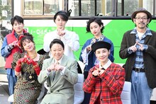 ドラマ「不適切にもほどがある！」制作発表会見の様子。手前左から仲里依紗、阿部サダヲ、吉田羊。奥左から坂元愛登、磯村勇斗、河合優実、宮藤官九郎。