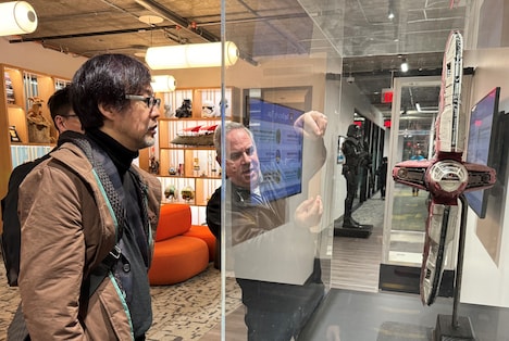 ルーカスフィルムの社内を見学する山崎貴。