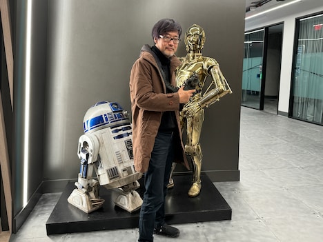 ルーカスフィルムの社内を見学する山崎貴。