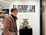 ルーカスフィルムの社内を見学する山崎貴。