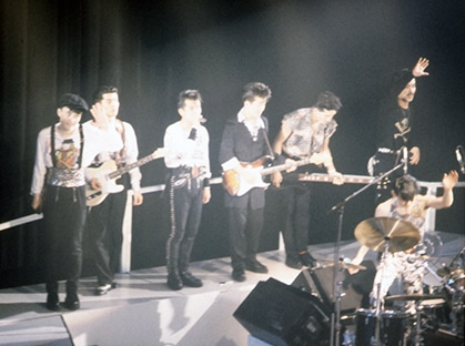 「チェッカーズ 1987 GO TOUR」の様子。(c)THREE STAR PRO/COM (c)PONY CANYON INC.