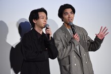 「うんこ出たか？」のアドリブについて話す中村倫也（左）と賀来賢人（右）。