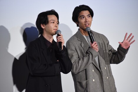 「うんこ出たか？」のアドリブについて話す中村倫也（左）と賀来賢人（右）。