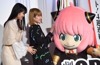 アーニャ（右）を愛でる種崎敦美（中央）と早見沙織（左）。