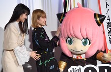 アーニャ（右）を愛でる種崎敦美（中央）と早見沙織（左）。