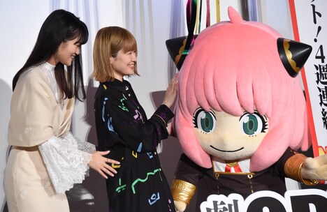 アーニャ（右）を愛でる種崎敦美（中央）と早見沙織（左）。