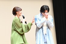 豊田ルナの「ヒーローを感じた瞬間は？」に対する回答を、祈りながら待つ寺坂頼我。