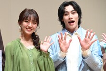 左から豊田ルナ、寺坂頼我。