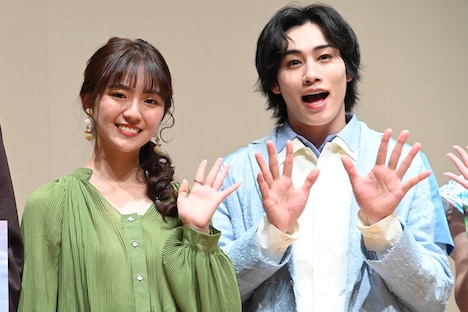 左から豊田ルナ、寺坂頼我。