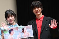 左から高鶴桃羽、小松準弥。