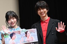 左から高鶴桃羽、小松準弥。