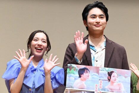 左から都丸紗也華、平野宏周。