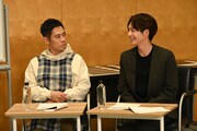 左から伊藤淳史、小池徹平。