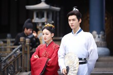 中国ドラマ「安楽伝」より、左からディリラバ（迪麗熱巴）演じる任安楽、ゴン・ジュン（龔俊）演じる韓燁。