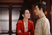 中国ドラマ「安楽伝」より、左からディリラバ（迪麗熱巴）演じる任安楽、ゴン・ジュン（龔俊）演じる韓燁。