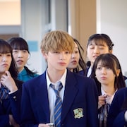 宮世琉弥が女子生徒に囲まれる「恋わずらいのエリー」場面写真が到着