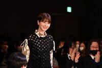 生徒たちの間を通る浜辺美波。