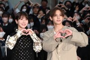 映画「サイレントラブ」公開直前イベントに参加した浜辺美波（左）と山田涼介（右）。
