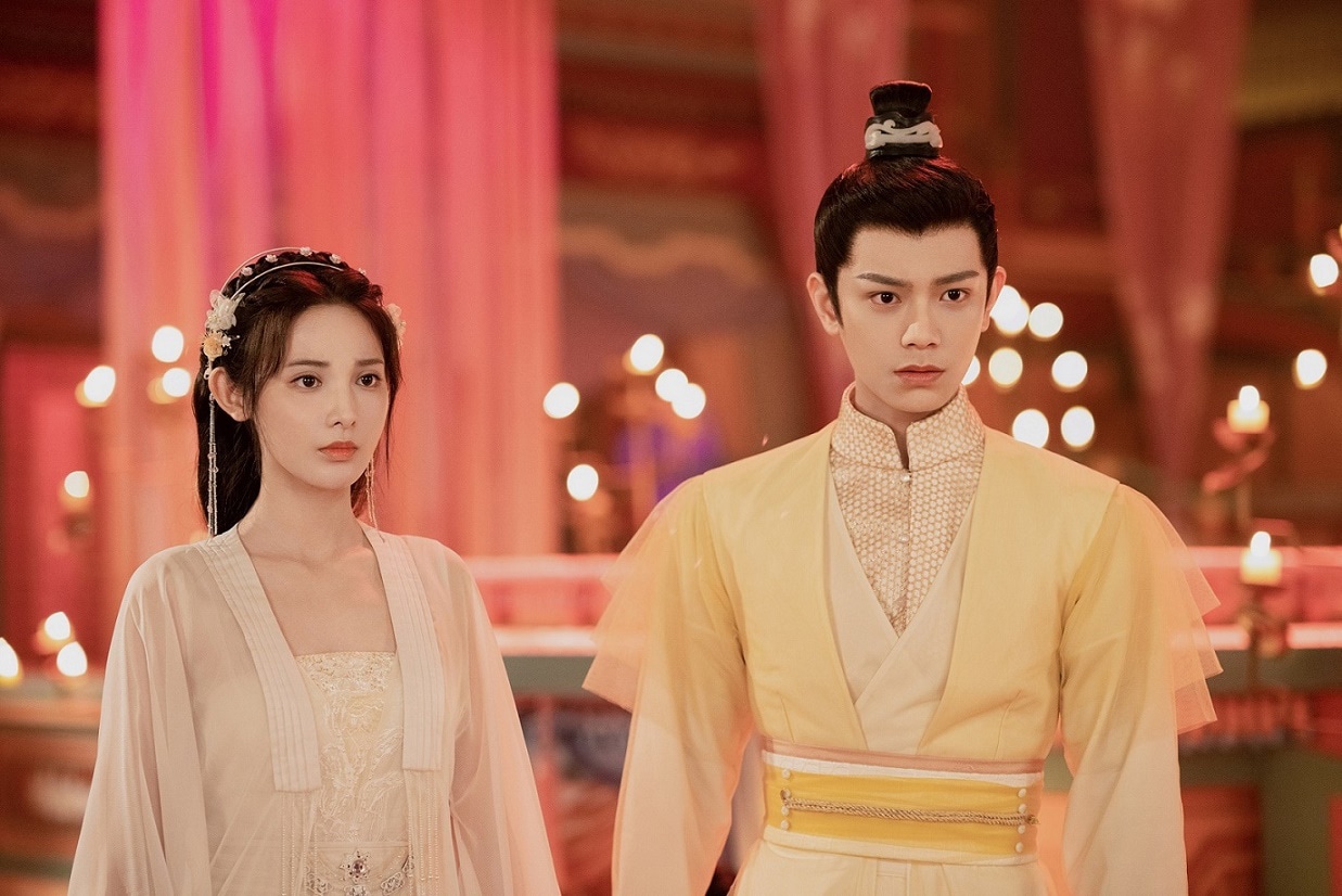中国ドラマ「今宵、若様は恋におちる」より、左からポン・シャオラン演じる聶桑楡（じょうそうゆ）、ディン・ユーシー演じる寧鈺軒（ねいぎょくけん）。
