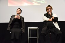 左から甲斐田裕子、楠大典。