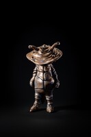 正面から見た「有田焼 カネゴン」。(c)円谷プロ