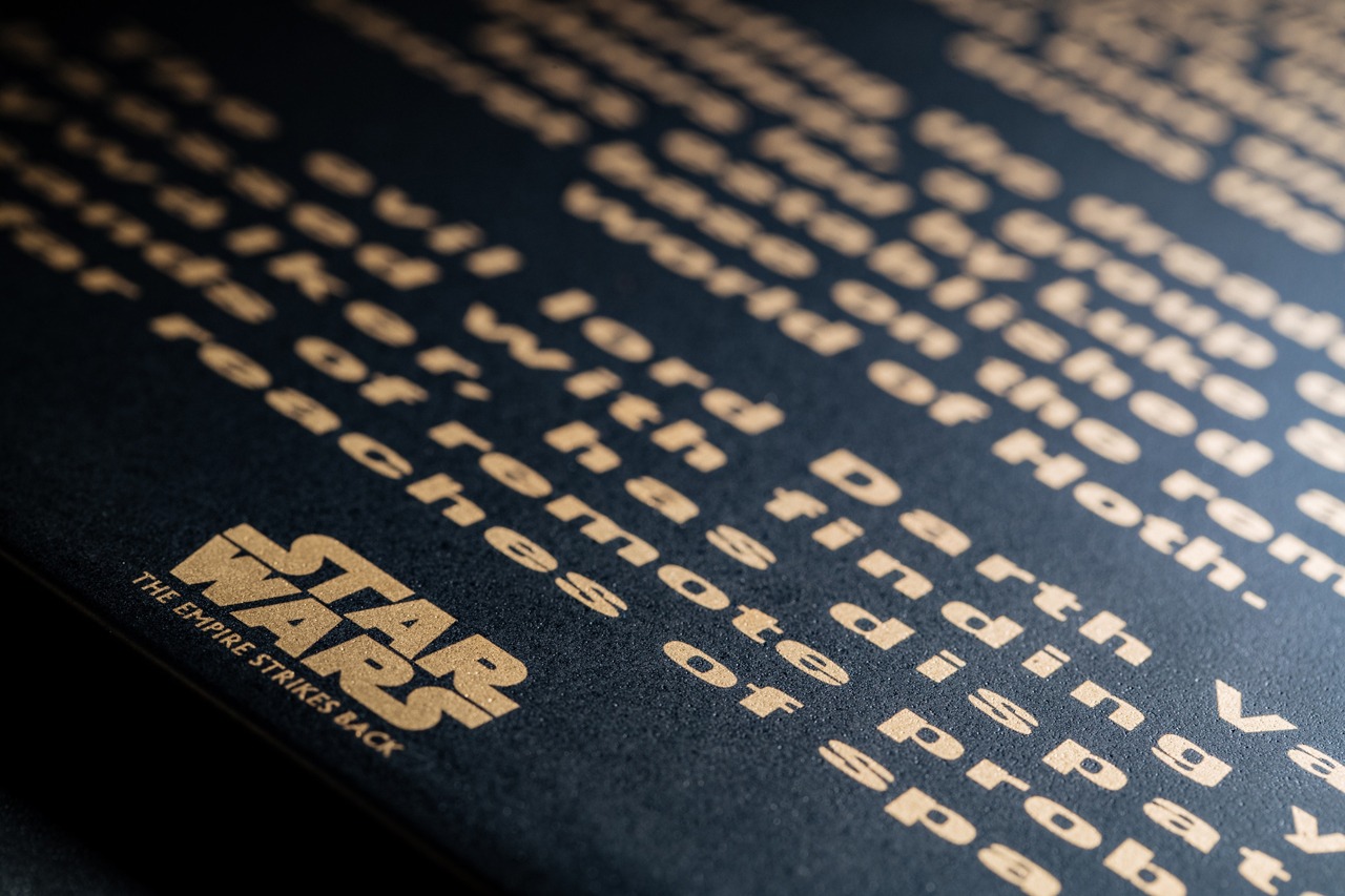 「有田焼 オープニングクロール皿」  (c)＆(TM) Lucasfilm Ltd.