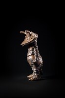 横から見た「有田焼 カネゴン」。 (c)円谷プロ