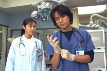 「救命病棟24時」より、松嶋菜々子演じる小島楓（左）と江口洋介演じる進藤一生（右）。