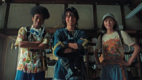 「ワンダーハッチ -空飛ぶ竜の島-」より、左からソン役のエマニエル由人、タイム役の奥平大兼、ナギ役の中島セナ。 (c) 2024 Disney