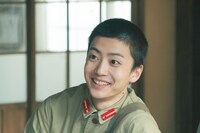 映画「あの花が咲く丘で、君とまた出会えたら。」より、伊藤健太郎。(c)2023「あの花が咲く丘で、君とまた出会えたら。」製作委員会