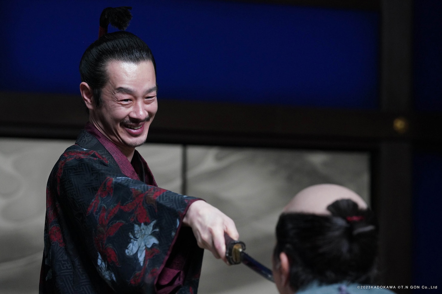 映画「首」より、加瀬亮。(c)2023 KADOKAWA (c)T.N GON Co.,Ltd.