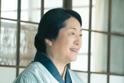 「あの花が咲く丘で、君とまた出会えたら。」より、松坂慶子。(c)2023「あの花が咲く丘で、君とまた出会えたら。」製作委員会