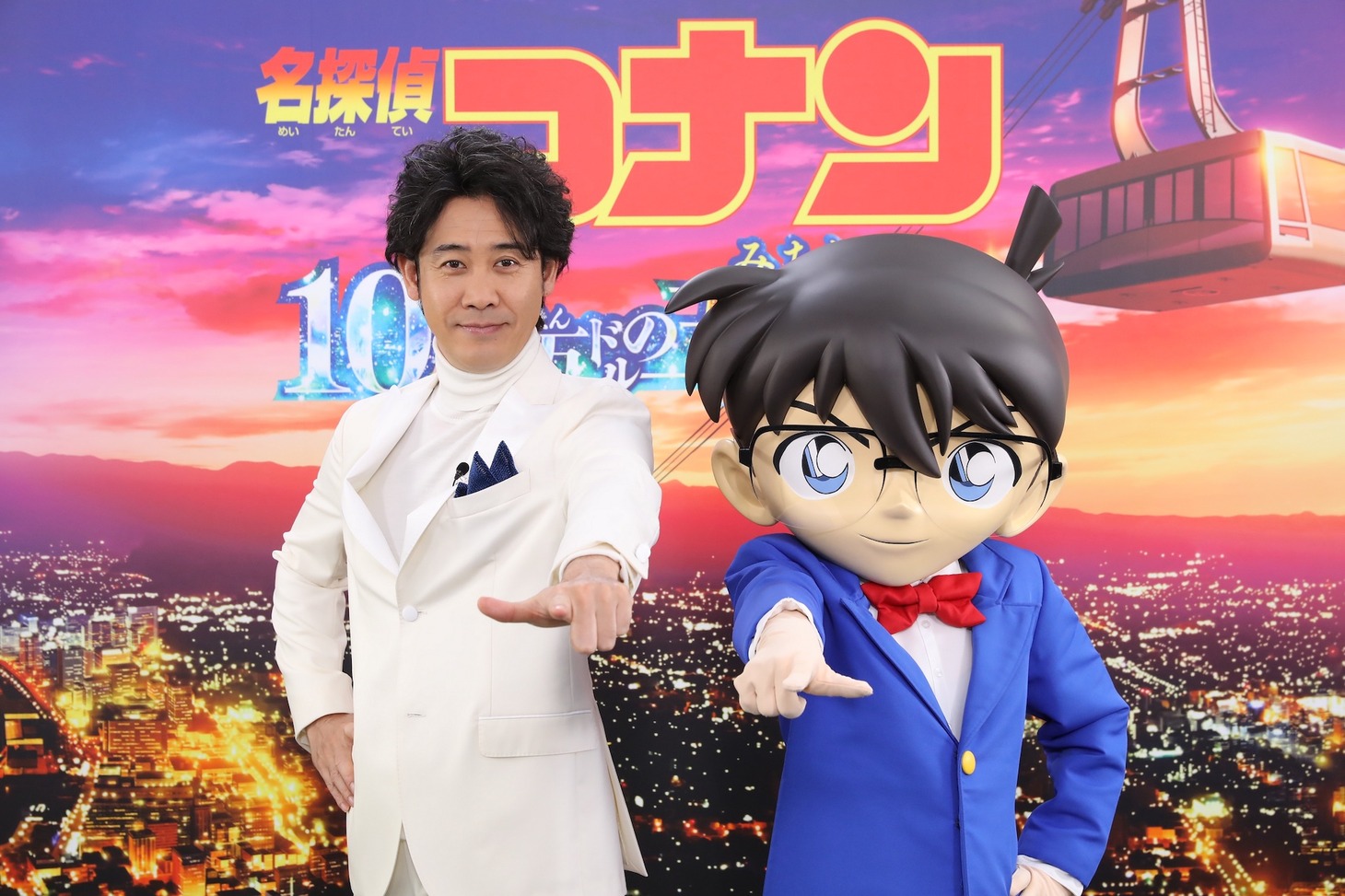 左から大泉洋、江戸川コナン。