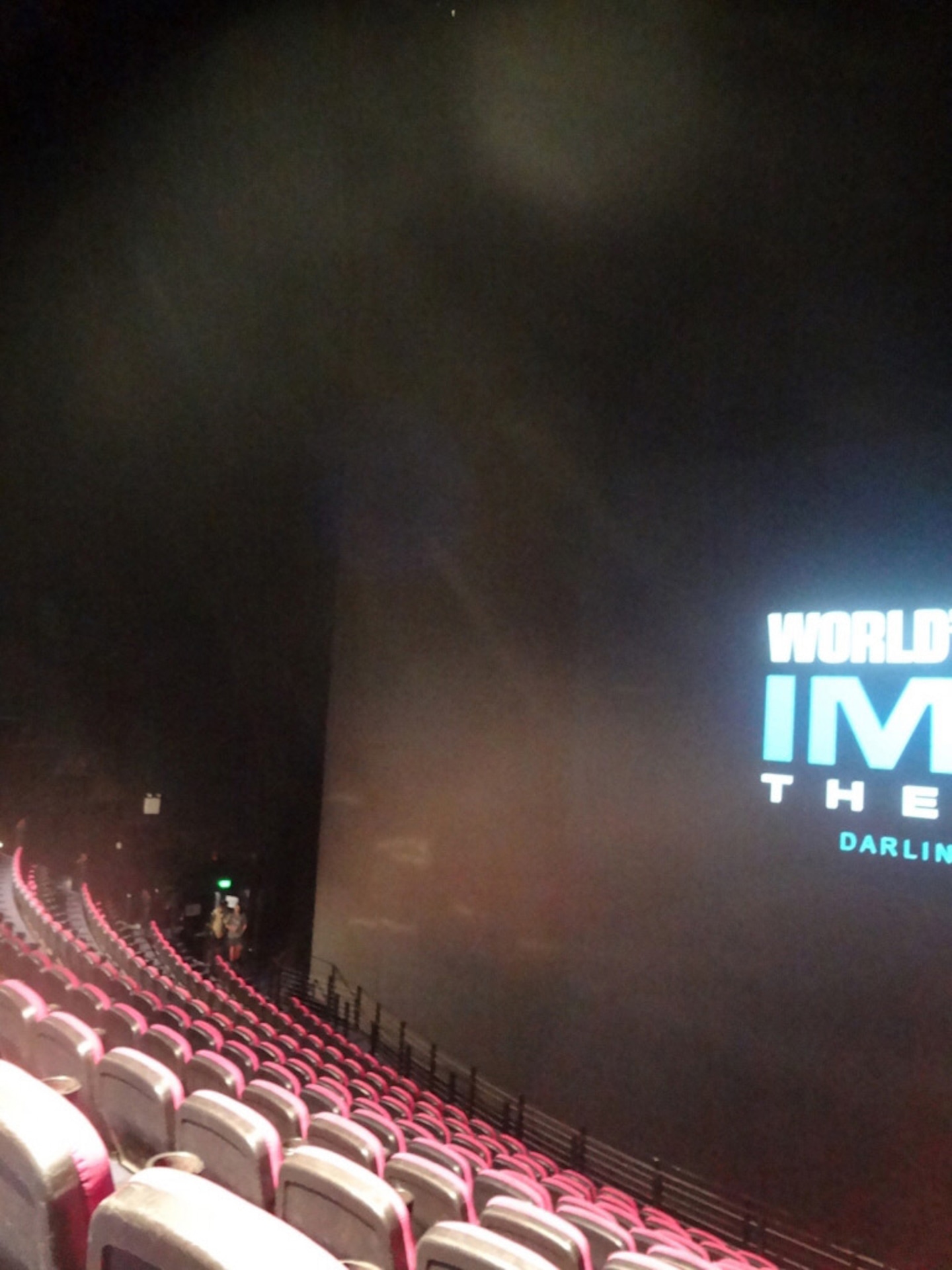 IMAX Sydneyのシアター内の様子。座席の急勾配、スクリーンの大きさが伝わってくる。