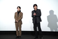 左から齋藤潤、綾野剛。