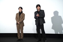 左から齋藤潤、綾野剛。