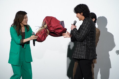 ヒコロヒー（左）から花束を受け取る綾野剛（右）。