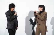 左から綾野剛、齋藤潤。