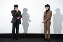 齋藤潤（右）に好きなところを伝える綾野剛（左）。