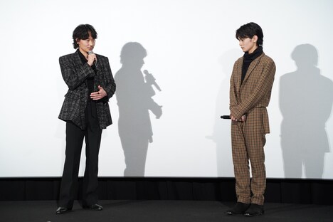 齋藤潤（右）に好きなところを伝える綾野剛（左）。