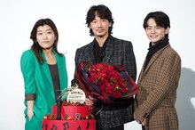 映画「カラオケ行こ！」大ヒット御礼舞台挨拶の様子。左からヒコロヒー、綾野剛、齋藤潤。