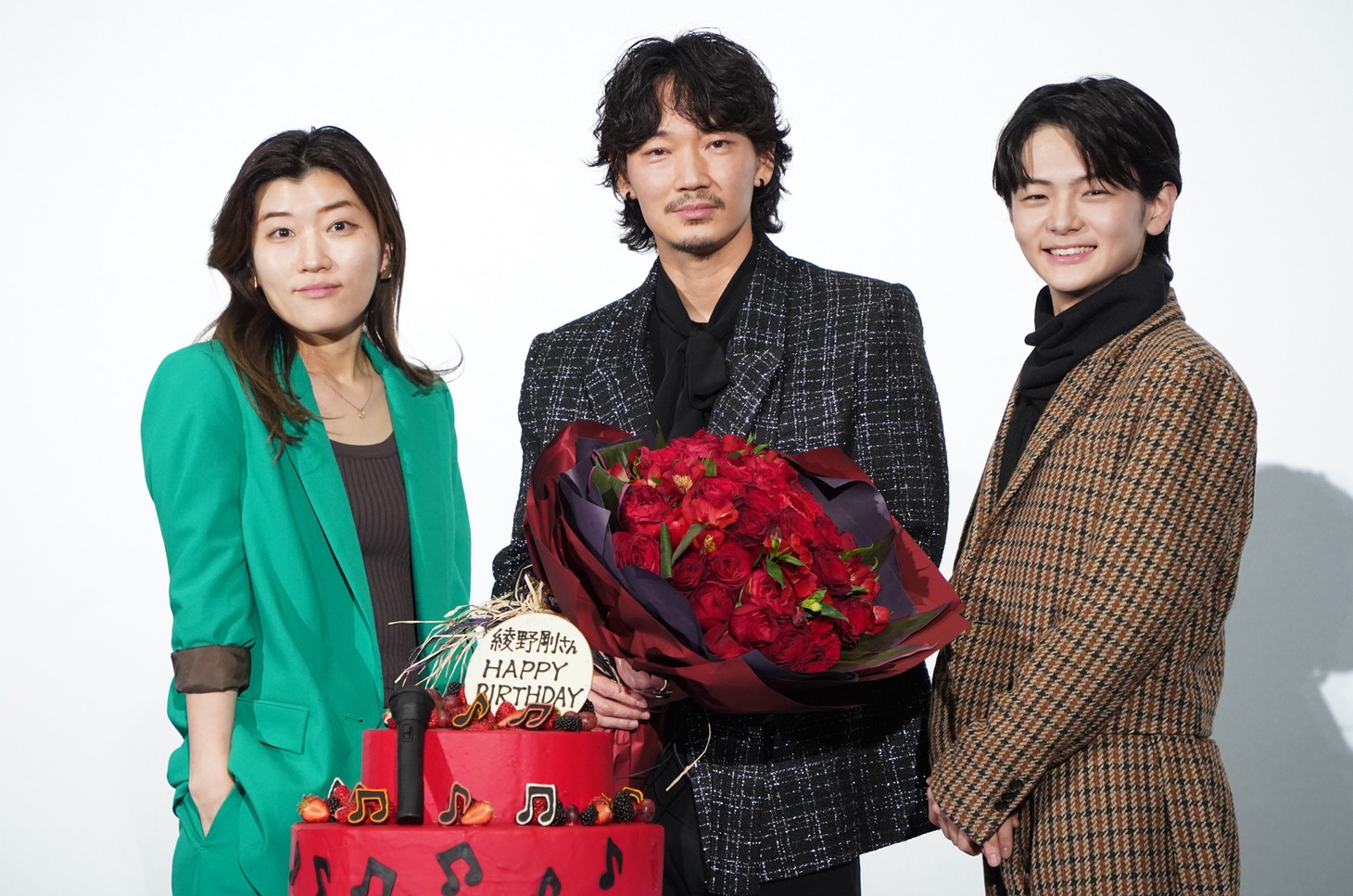 映画「カラオケ行こ！」大ヒット御礼舞台挨拶の様子。左からヒコロヒー、綾野剛、齋藤潤。
