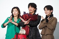 Xポーズを取るキャスト陣。