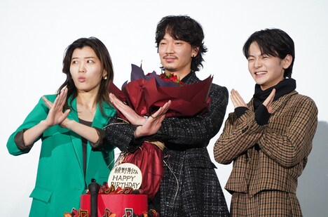 Xポーズを取るキャスト陣。